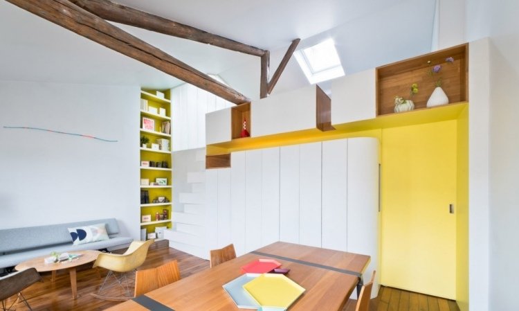 liten lägenhet-möblering-vardags-idéer-30 kvm-vardagsrum-vitt-trä-modern-inbyggda garderober