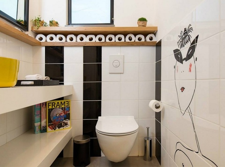 liten-lägenhet-inredning-liten-toalett-svart-och-vit-vägg-brickor-toalett-rull-lagringsutrymme