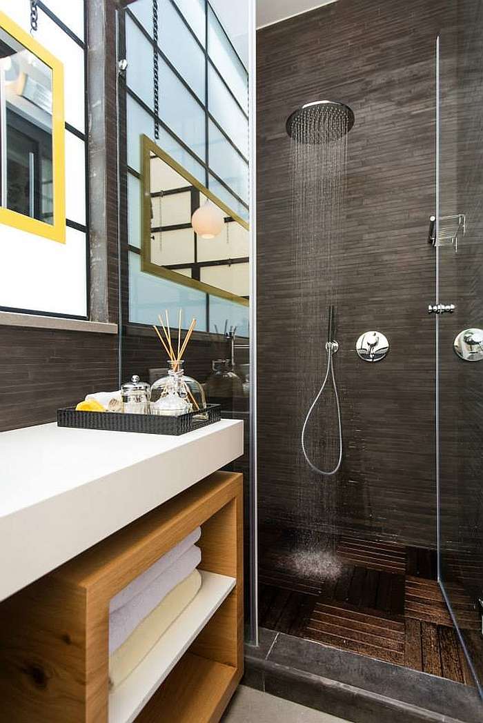 liten lägenhet-möblering-litet-badrum-duschkabin-golv-kakel-trä-look