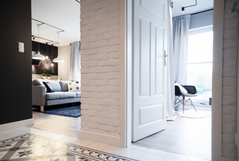 liten-lägenhet-inredning-budget-vit-tegel-vägg-korridor-kakel-mönster-mosaik