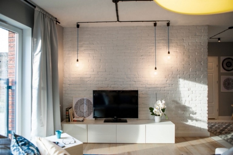 liten-lägenhet-inredning-budget-vardagsrum-tegel-vägg-vit-tv-tv-konsol