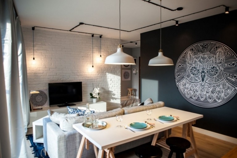 liten lägenhet-möblering-budget-kök-svart-vit-vägg-mandala-matbord-soffa