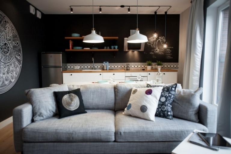 liten lägenhet-inredning-budget-kök-soffa-grå-kudde-vägg-mandala
