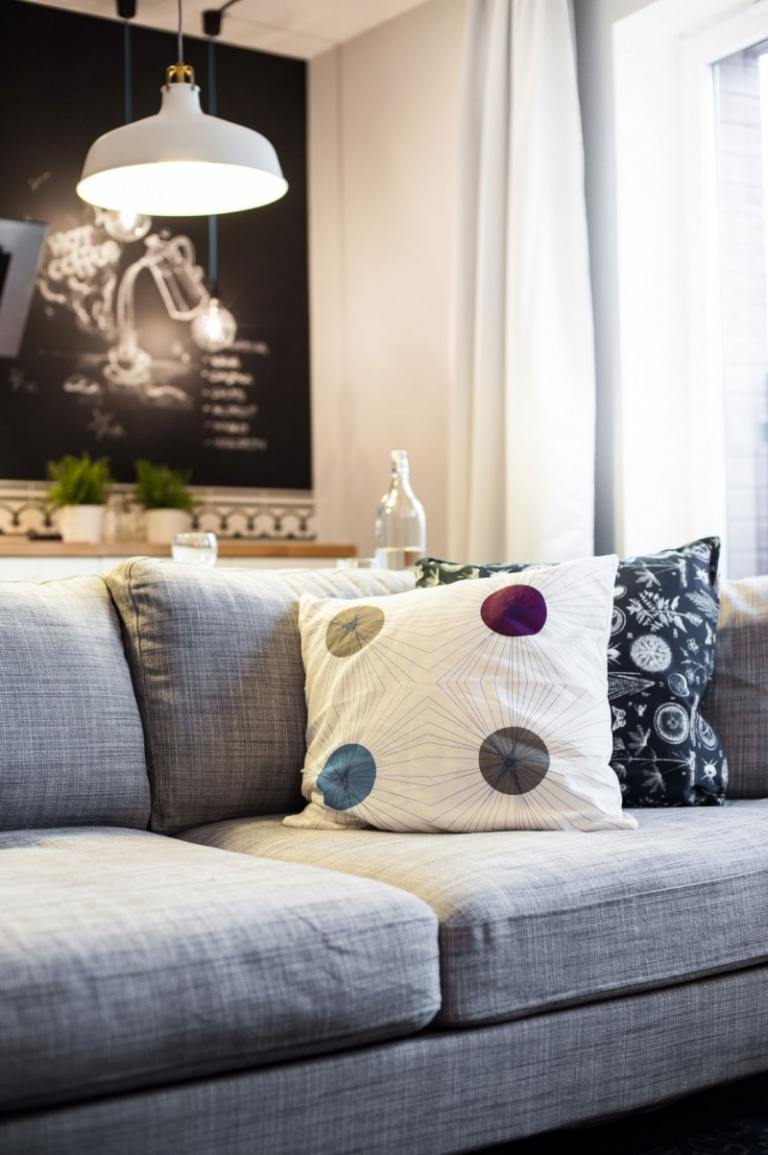 liten lägenhet-möblering-budget-soffa-grå-klädsel-kuddar-modern-skandinavisk