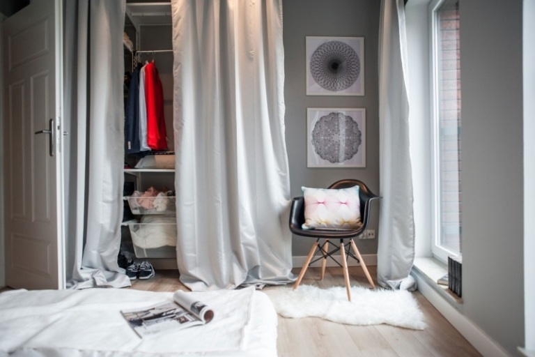 liten-lägenhet-inredning-budget-sovrum-garderob-gardiner-grå-väggfärg