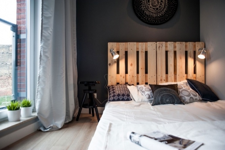liten-lägenhet-inredning-budget-sovrum-svart-vit-säng-euro-pall-kuddar-skandinaviska