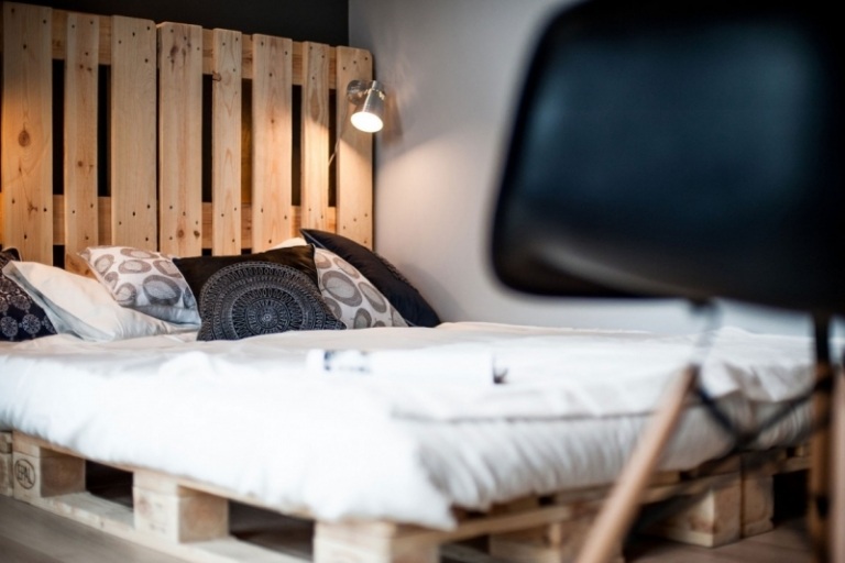 liten lägenhet-inredning-budget-sovrum-säng-euro-pall-nattlampa-kudde-svart-vit