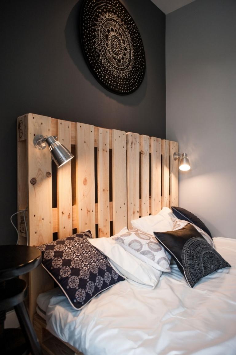 liten-lägenhet-inredning-budget-sovrum-säng-kuddar-mandala-vägg-dekoration