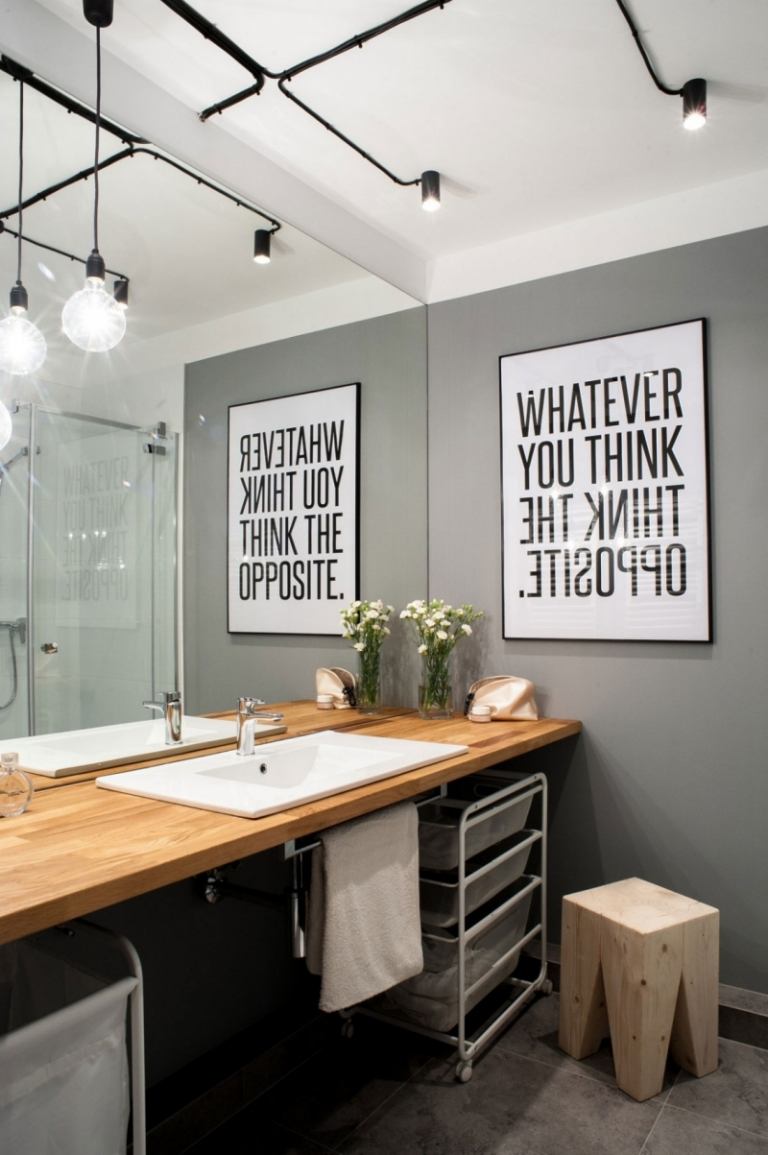 liten-lägenhet-inredning-budget-badrum-grå-vit-industri-lampor-affisch-pall
