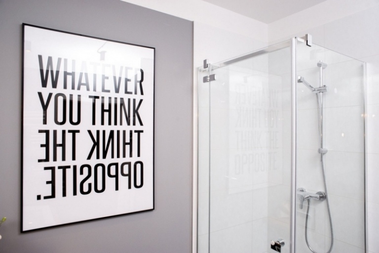 liten-lägenhet-inredning-budget-badrum-grå-vit-dusch-affisch-bild