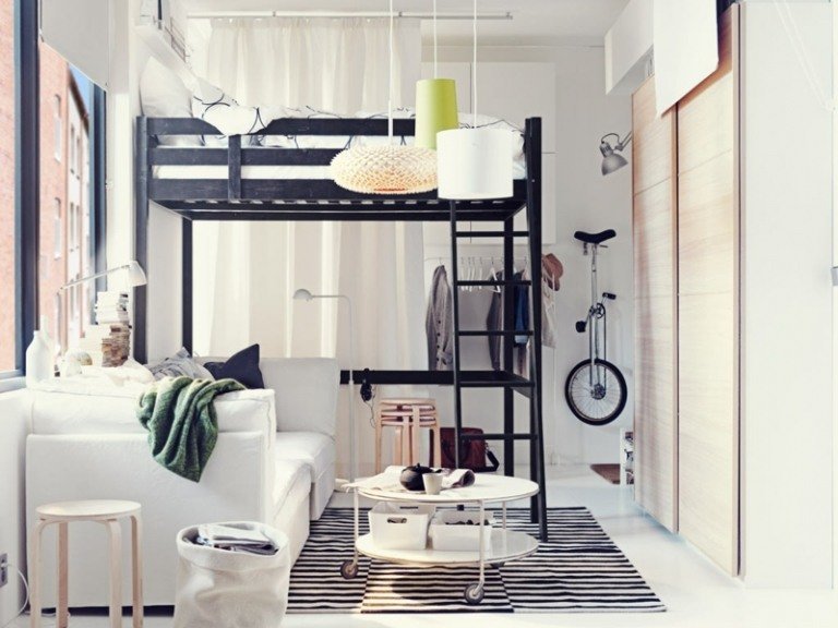 liten lägenhet svartvitt loftsäng soffa ikea matta ränder