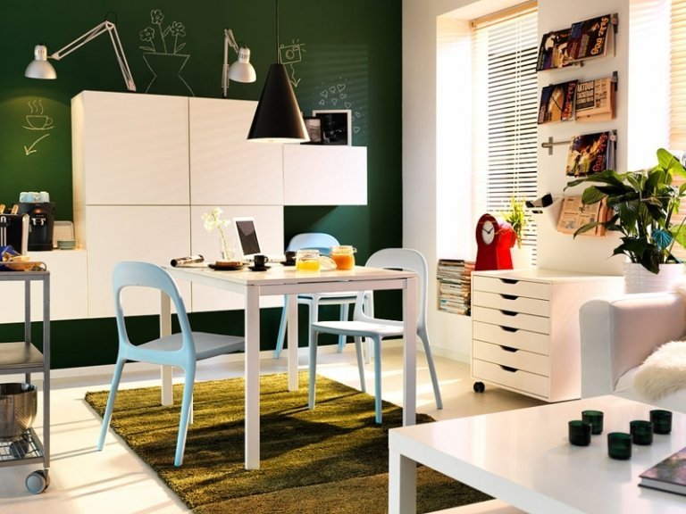 liten lägenhet grön väggfärg vita möbler modernt matbord ikea