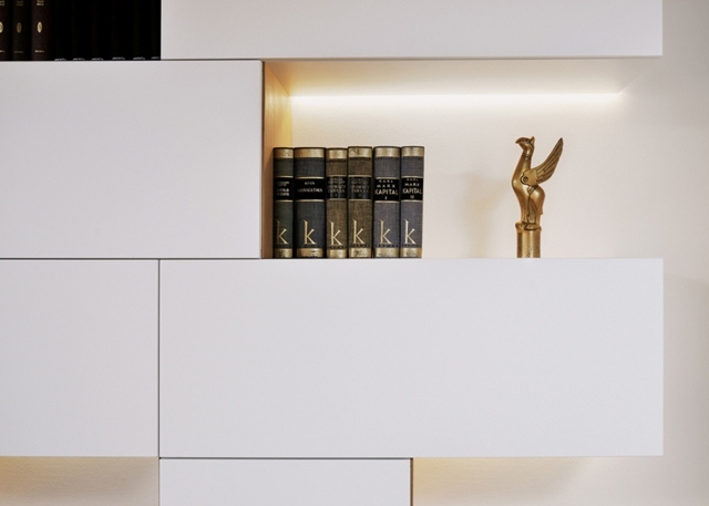 Infällda lampor böcker statyer rymdbesparande minimalistisk
