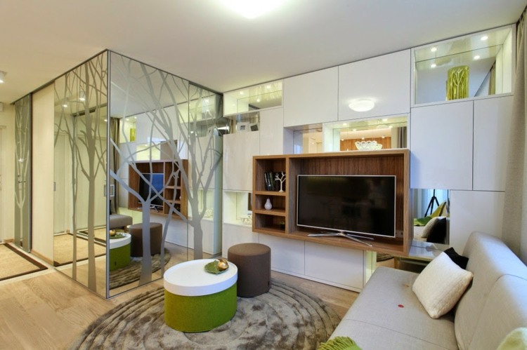 Inred en liten lägenhet spegel vägg enhet modern grön accenter vit