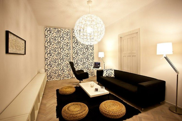 inredning en liten lägenhet atmosfär belysning accent vägg tapet soffa svart