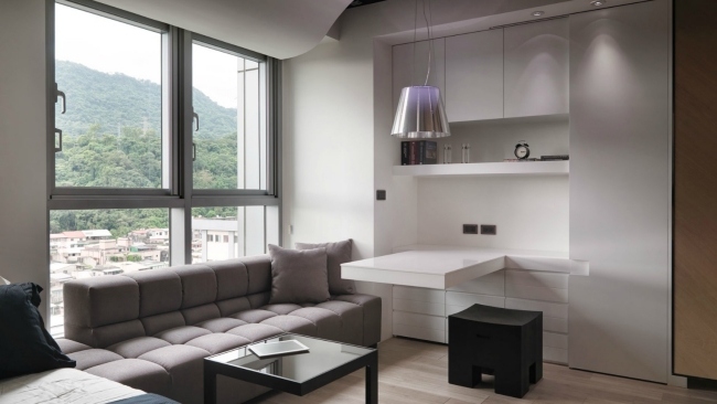 liten lägenhet möbler förvaringsutrymme soffa vit grå