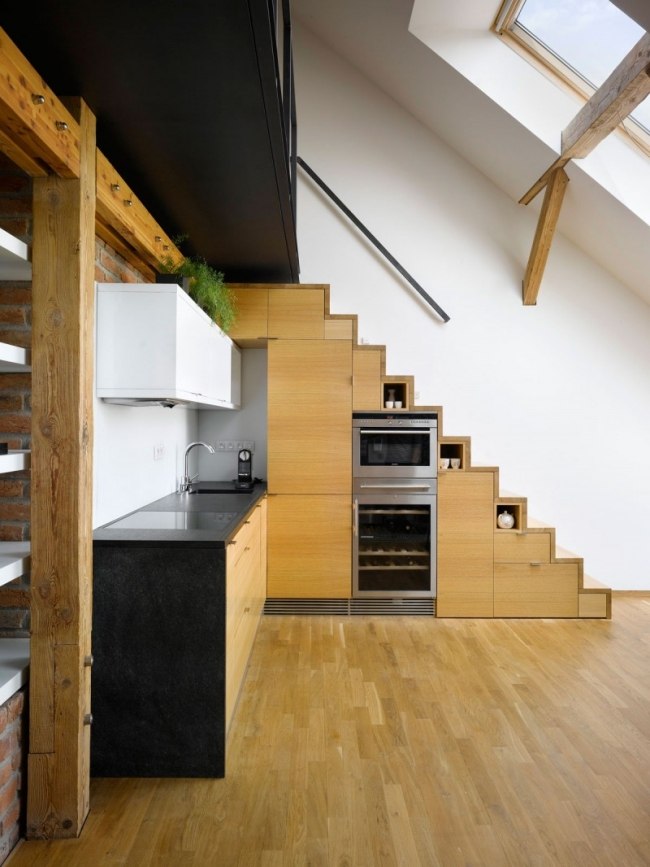 litet kök förvaringsutrymme trappor inbyggda vitvaror