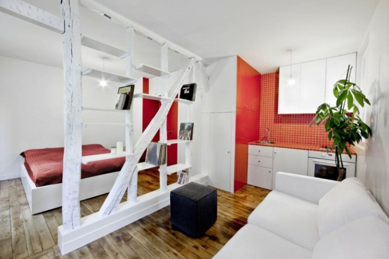 Inred liten lägenhet modern vit röd inre skiljeväggshylla