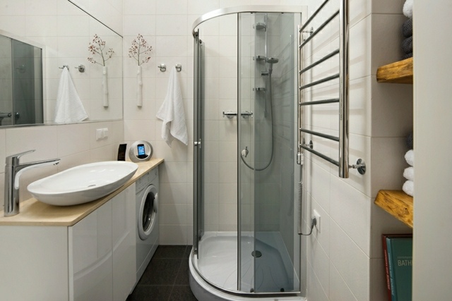 minimalistisk design liten duschkabin spegelskåp