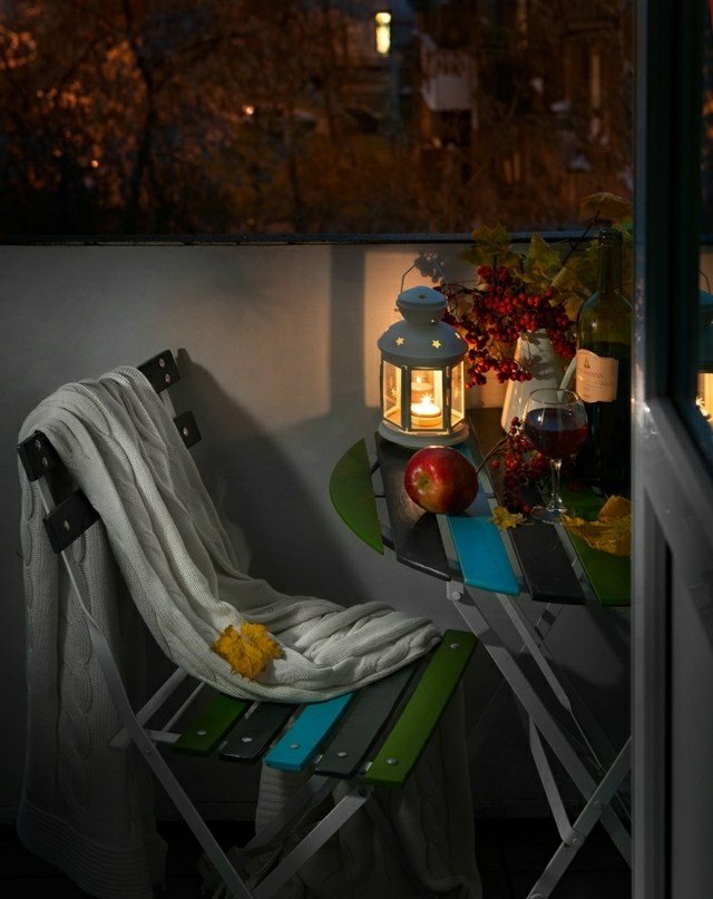 Höstdekoration lykta romantisk belysning gröna balkongmöbler