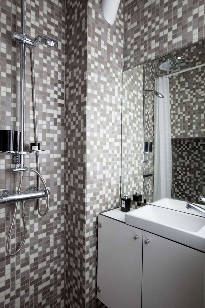 badrum kakel mosaik grå vit spegel konsol handfat