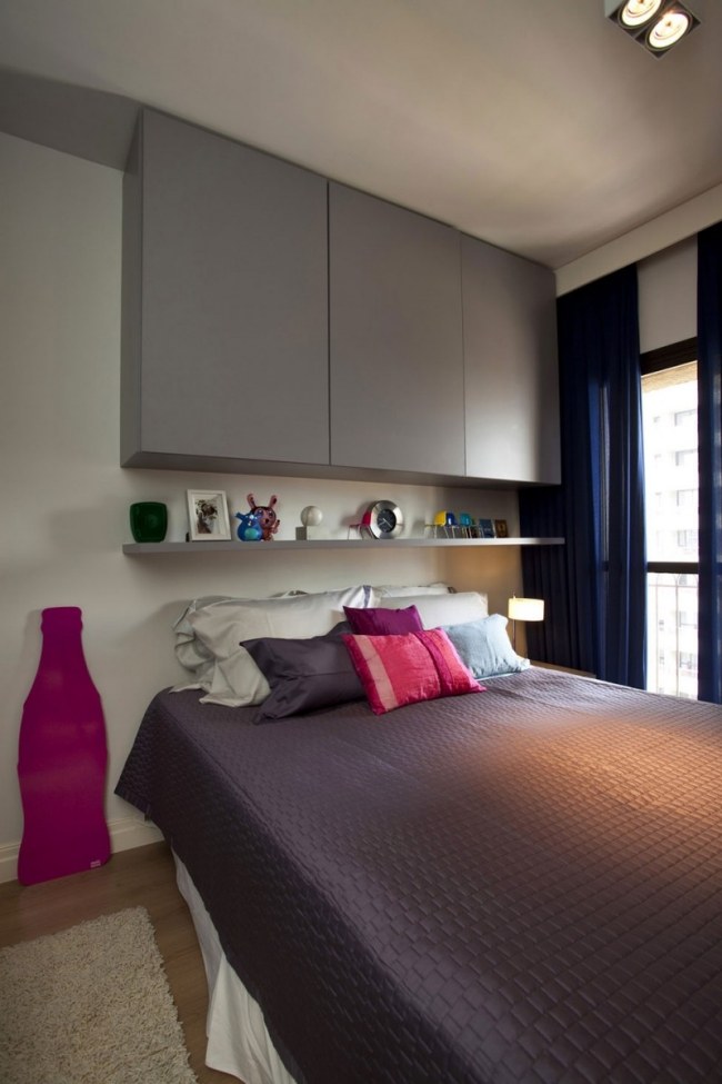 Inbyggd garderob sovrum vertikalt utrymme optimera-grå garderob handlösa dörrar