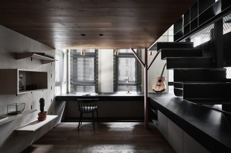 lägenhet med loft loft säng trä tak hyllor atelier design akustisk gitarr