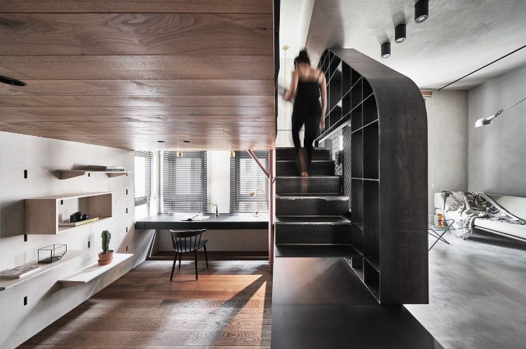 lägenhet med loft loft säng träbeklädnad hyllor vitt rum använda skiljevägg betong trapphus