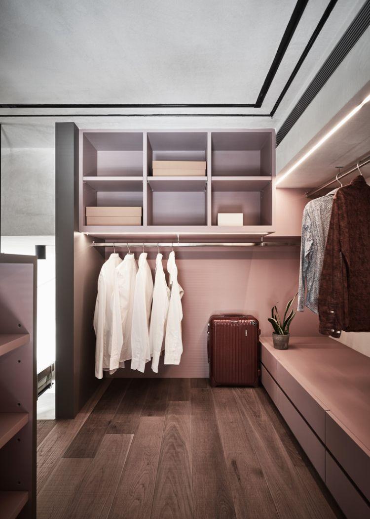 lägenhet multifunktionella möbler klädstångskjortor resväskor hyllor nisch