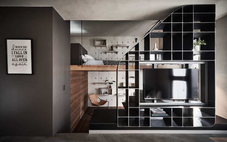 lägenhet med entresol loftsäng träpanel hyllor vitt rum använder ett-rums-lägenhet atelier design partition vägg-tv