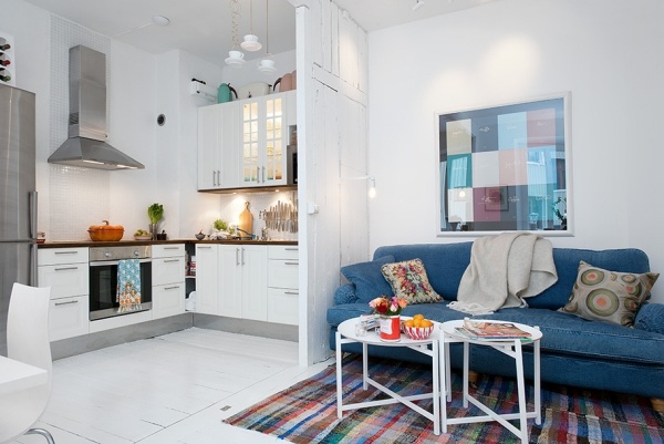 Loft lägenhet soffa blå partition kök