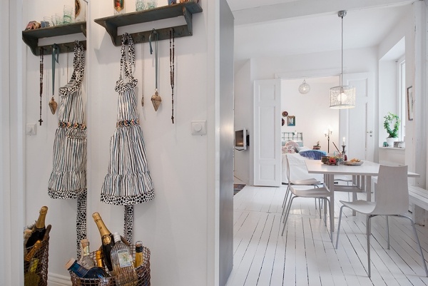 Modern svensk lägenhet vit puristisk