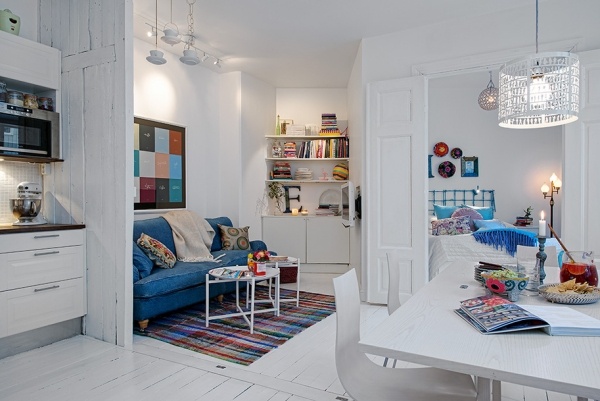 Liten lägenhet i vitblå dekoration i skandinavisk stil