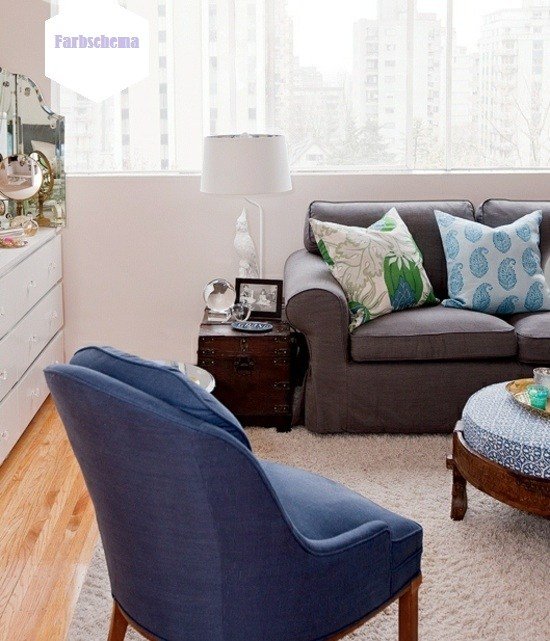 ställ upp blå fåtölj grå soffa neutral väggfärg resväska sidobord