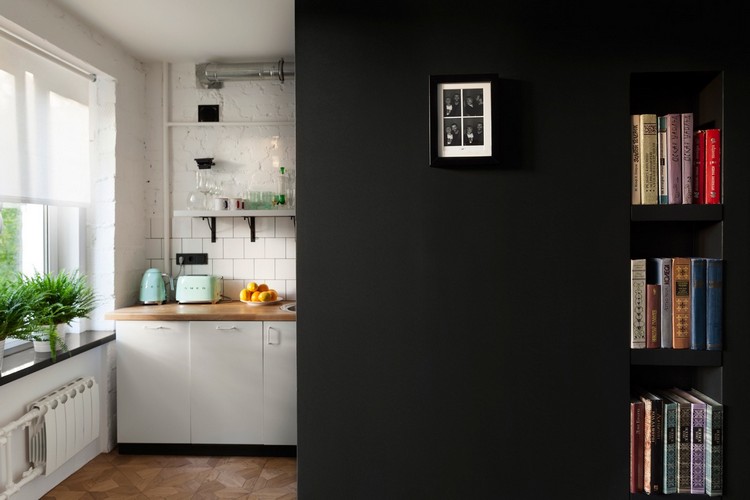 små-lägenheter-inredning-vintage-kök-vita-rum-avdelare-svart-kontrast-vägg nisch
