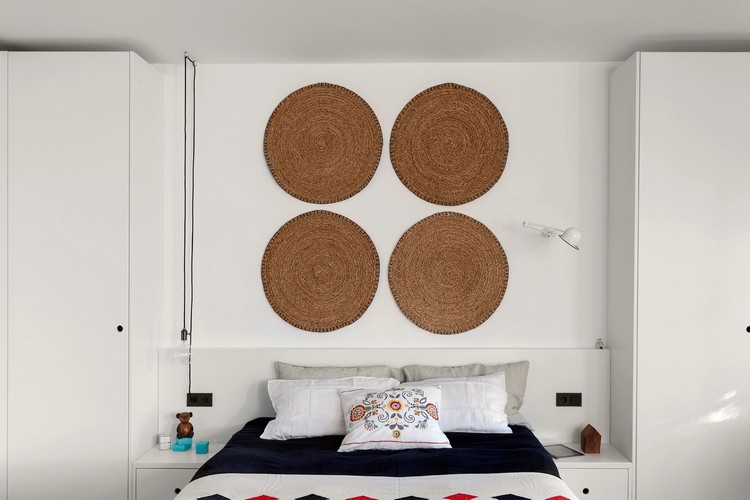 små-lägenheter-inredning-sovrum-runda-deco-brun-vita-möbler
