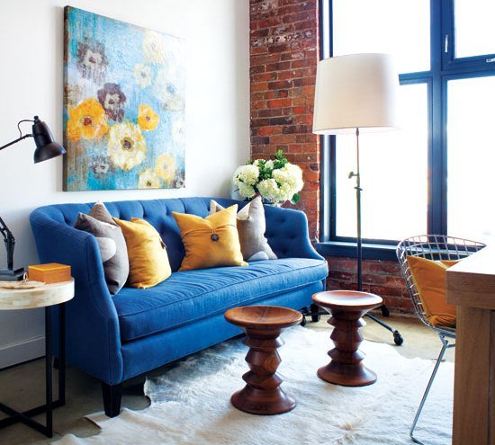 sätta upp idéer blå soffa målning vägg trä stolar dekorativa kuddar gul