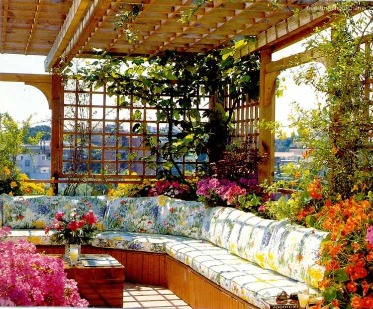 liten trädgård frodiga blommor pergola klätterväxter bänk lounge