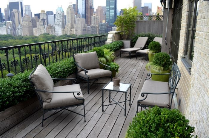new-york-city-balkong-med-en-vy-växter-fåtölj-järn-ram