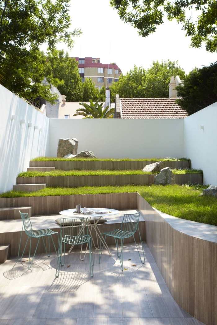 minimalistisk-trädgård-liten-terrass-formad-skapad-sekretess-skydd-vit