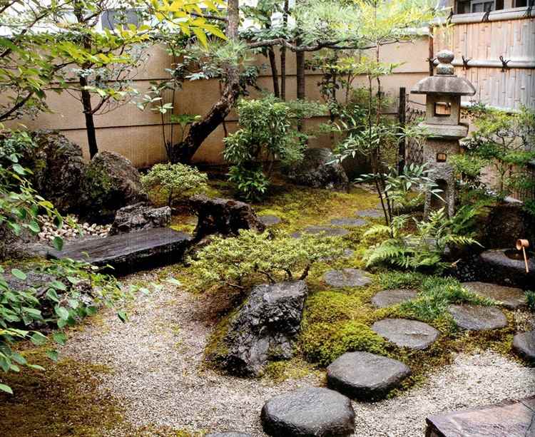 liten japansk trädgård design plantering stenar mossa