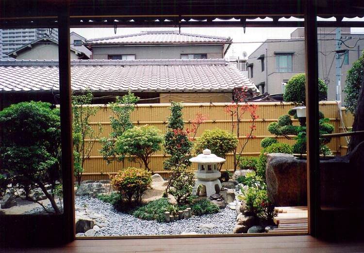 liten japansk trädgård plantering dekoration staket bambu