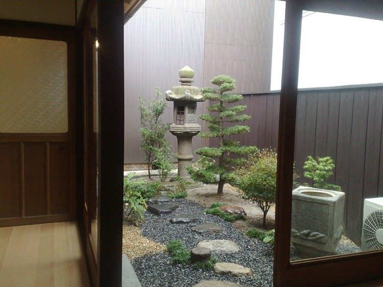 liten japansk trädgårdsgård plantera en trädgårdsfigur här