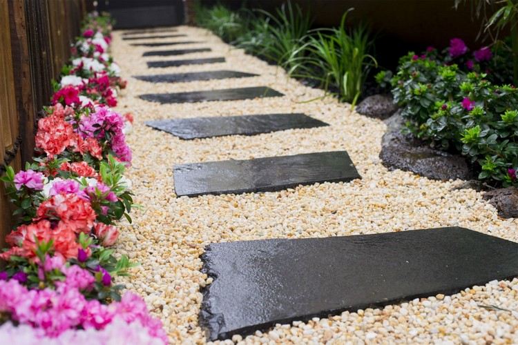 trädgård design japansk trädgård trädgård väg grus steg tallrikar blommor