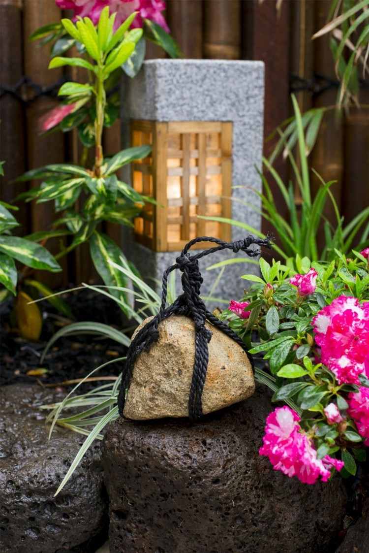 dekoration idéer små japanska trädgård sten lykta blommor