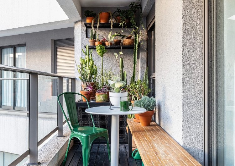 Idéer för små och smala balkonger med bänk och krukor på väggen