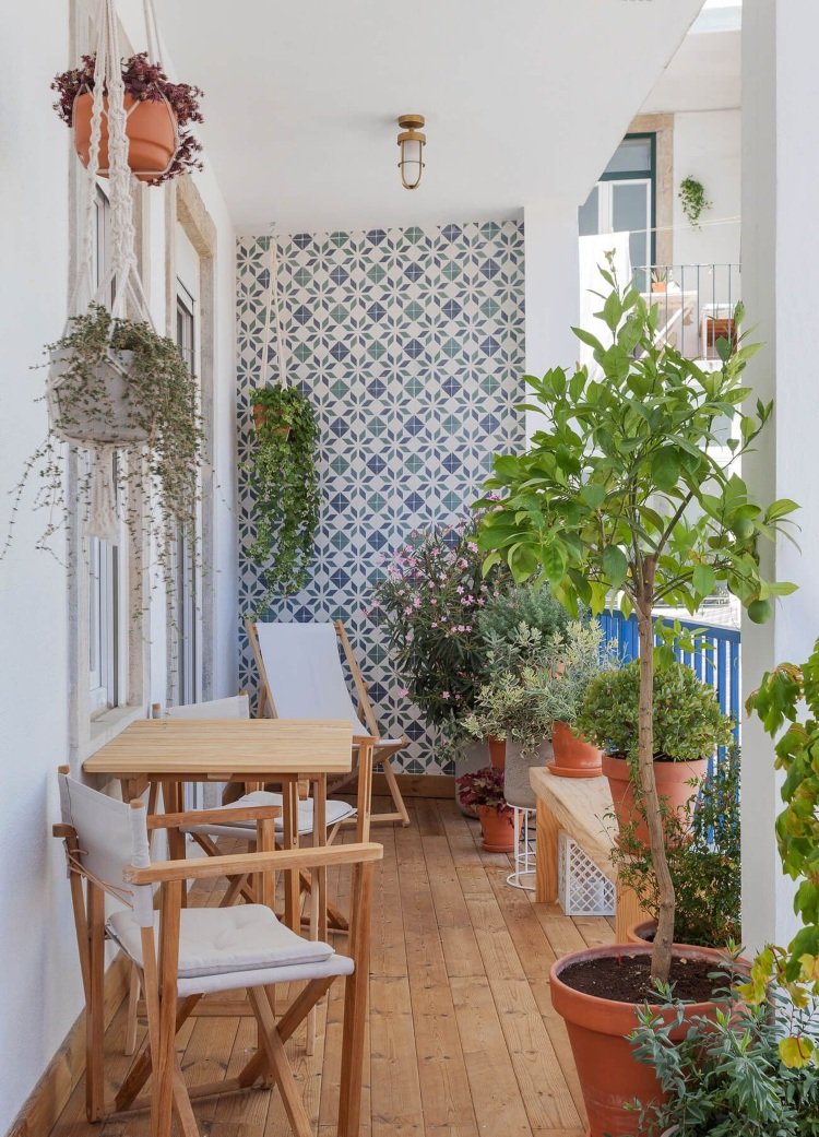 Små balkongdekorationsidéer kakelvägg och hängande växter