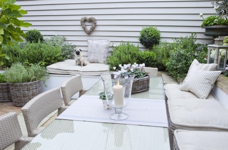 liten trädgård design-shabby-look-matplats-rotting-möbler-bord dekoration-cyklamen-lykta
