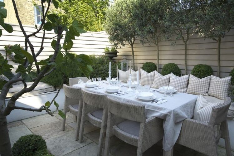 liten trädgård-design-shabby-stil-matplats-bord-dekoration-rutiga kuddar