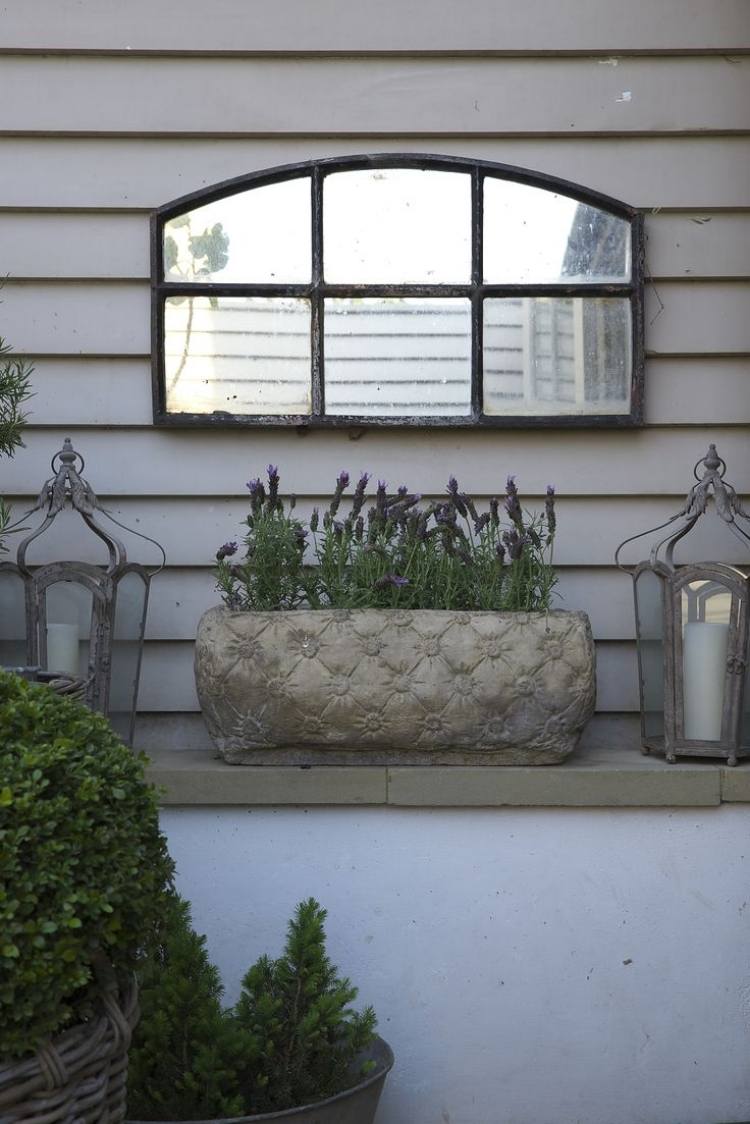 liten-trädgård-design-shabby-vintage-ljus-lyktor-blomma-box-speglar